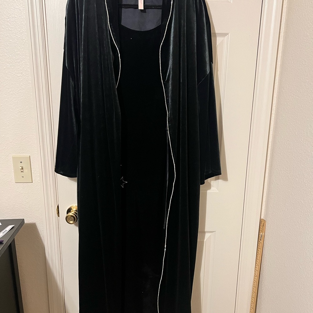 Atelier X Victoria's Secret Black Velvet Robe and Black Velvet Nightdress - Picture 3 of 9